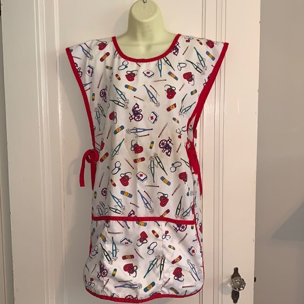 Vtg school nurse smock‎ apron with whimsical print